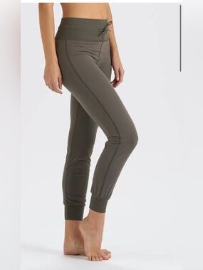 Vuori Daily Jogger Medium In Oregano